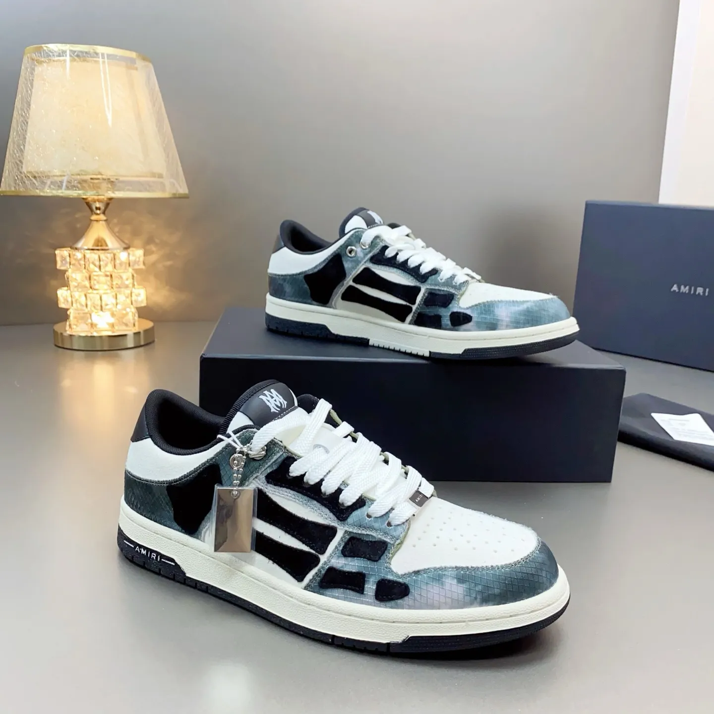 p580🐮🐮AMIRI Couple Style👑 The latest The Pacific Series Couple Style💀🦴Bone Stars Casual Sports Shoes Skateboard Shoes✔️ AMIRI's Pacific shoes are a sneaker that combines luxury and street style. Many celebrities and Internet celebrities have the same style. Its design and workmanship are very exquisite. Made of high-grade cow leather, soft to the touch and highly durable. 💎Fabrics: Original custom imported first-layer cowhide 💎Inner lining: Original customized breathable mesh 💎Foot: Original injection molded one-piece, comfortable, wear-resistant and not tiring for feet 💎Outsole: Original 1:1 molded three-color sole Original outsole 💎Sole thickness: 3CM 💎Size: Female 35-40 Male 39-46 💎Price; Top version 👑Special remarks Remark: (Female size 34 40 . Men's sizes 38 45 46 are customized and cannot be returned or exchanged. Please note when ordering! Thank you🤝🤝